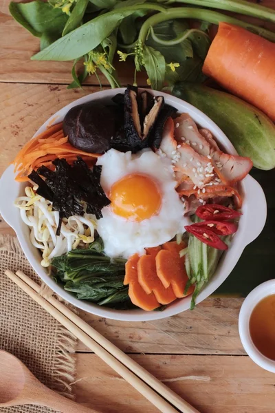 비빔밥 한국 음식 맛있어요 나무 배경 — 스톡 사진