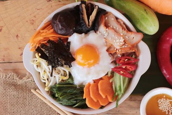 La nourriture coréenne Bibimbap est délicieuse sur fond de bois — Photo