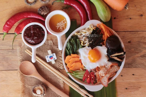 La nourriture coréenne Bibimbap est délicieuse sur fond de bois — Photo