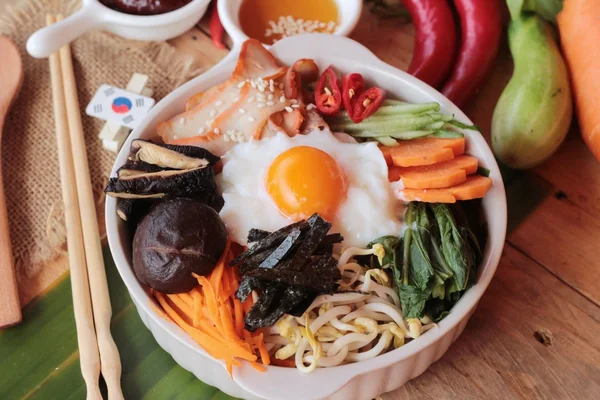 비빔밥 한국 음식 맛있어요 나무 배경 — 스톡 사진