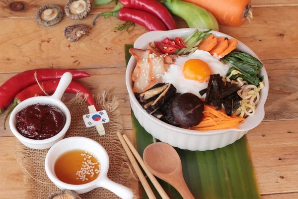 Pibimbap korejské jídlo je vynikající na pozadí — Stock fotografie