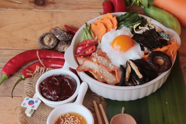 Bibimbap cibo coreano è delizioso su sfondo di legno — Foto Stock