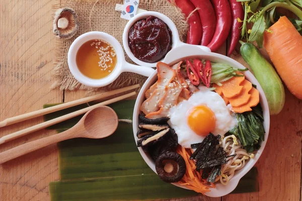 비빔밥 한국 음식 맛있어요 나무 배경 — 스톡 사진