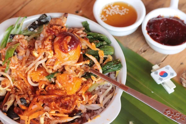 Bibimbap koreanisches Essen ist köstlich auf Holz Hintergrund — Stockfoto