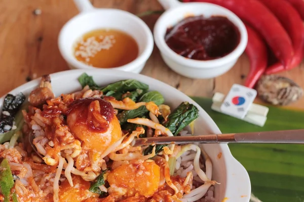 Ahşap arka plan üzerinde Bibimbap Kore gıda lezzetlidir — Stok fotoğraf
