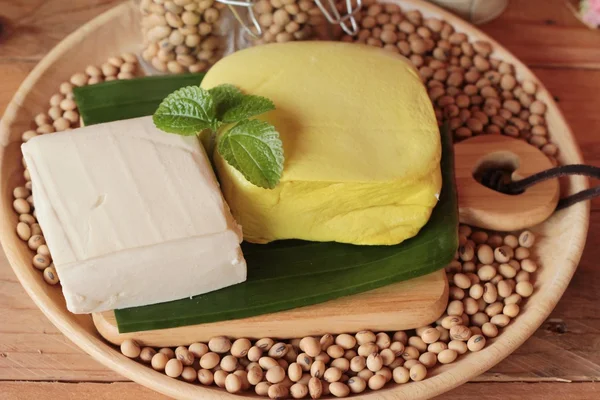 Tofu para cozinhar e sementes de soja — Fotografia de Stock