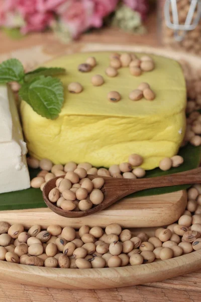 Tofu para cozinhar e sementes de soja — Fotografia de Stock