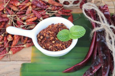 Biber tozu ve yemek pişirmek için kurutulmuş biber.