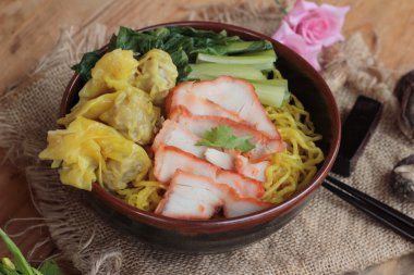 Domuz eti ve hamur tatlısı ile yumurta noodles lezzetli.