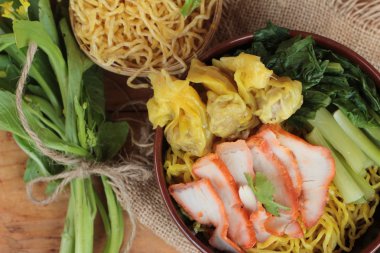 Domuz eti ve hamur tatlısı ile yumurta noodles lezzetli.