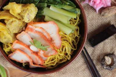 Domuz eti ve hamur tatlısı ile yumurta noodles lezzetli.