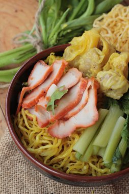 Domuz eti ve hamur tatlısı ile yumurta noodles lezzetli.