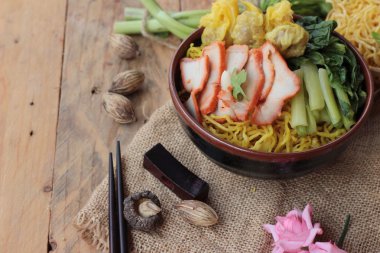 Domuz eti ve hamur tatlısı ile yumurta noodles lezzetli.