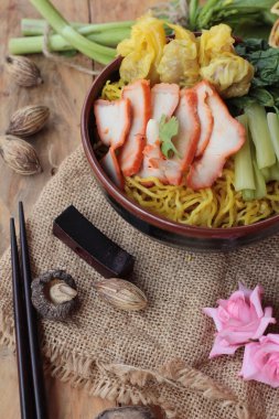 Domuz eti ve hamur tatlısı ile yumurta noodles lezzetli.