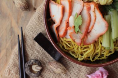 Domuz eti ve hamur tatlısı ile yumurta noodles lezzetli.