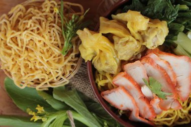 Domuz eti ve hamur tatlısı ile yumurta noodles lezzetli.