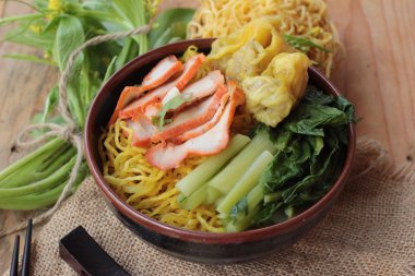 Domuz eti ve hamur tatlısı ile yumurta noodles lezzetli.