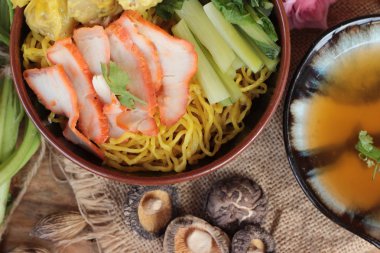 Domuz eti ve hamur tatlısı ile yumurta noodles lezzetli.