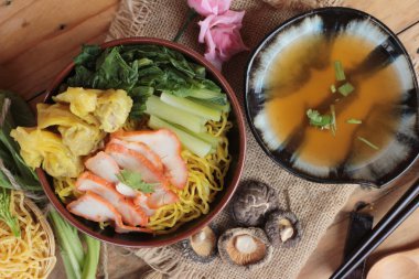 Domuz eti ve hamur tatlısı ile yumurta noodles lezzetli.