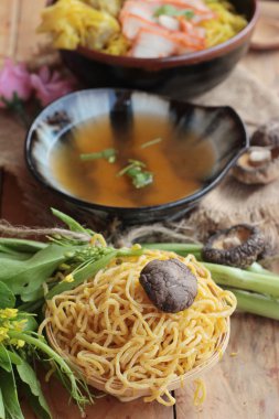 Domuz eti ve hamur tatlısı ile yumurta noodles lezzetli.