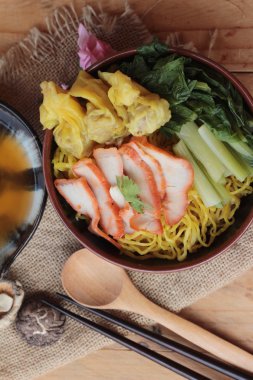 Domuz eti ve hamur tatlısı ile yumurta noodles lezzetli.