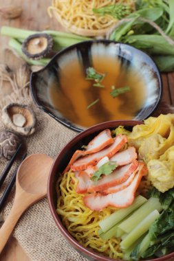 Domuz eti ve hamur tatlısı ile yumurta noodles lezzetli.