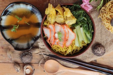 Domuz eti ve hamur tatlısı ile yumurta noodles lezzetli.