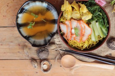 Domuz eti ve hamur tatlısı ile yumurta noodles lezzetli.