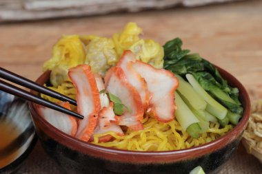 Domuz eti ve hamur tatlısı ile yumurta noodles lezzetli.