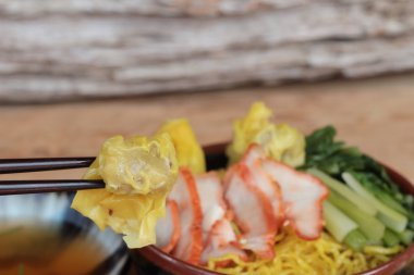 Domuz eti ve hamur tatlısı ile yumurta noodles lezzetli.