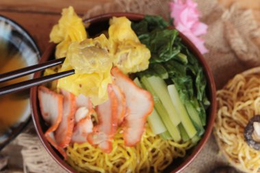 Domuz eti ve hamur tatlısı ile yumurta noodles lezzetli.