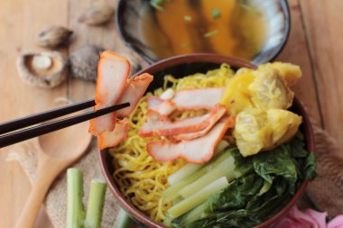 Domuz eti ve hamur tatlısı ile yumurta noodles lezzetli.