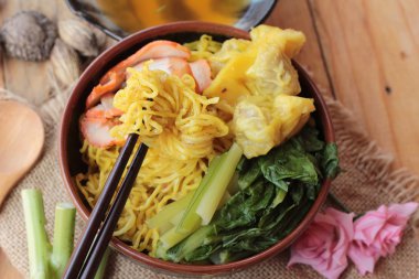 Domuz eti ve hamur tatlısı ile yumurta noodles lezzetli.