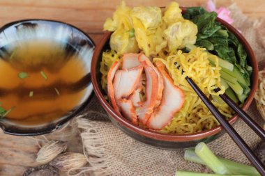 Domuz eti ve hamur tatlısı ile yumurta noodles lezzetli.