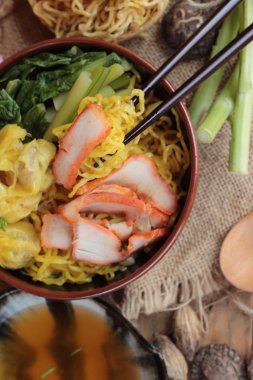 Domuz eti ve hamur tatlısı ile yumurta noodles lezzetli.