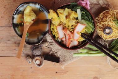 Domuz eti ve hamur tatlısı ile yumurta noodles lezzetli.