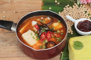 Kore tofu kimchi çorbası geleneksel lezzetlidir