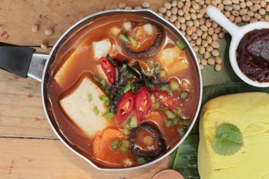 Kore tofu kimchi çorbası geleneksel lezzetlidir