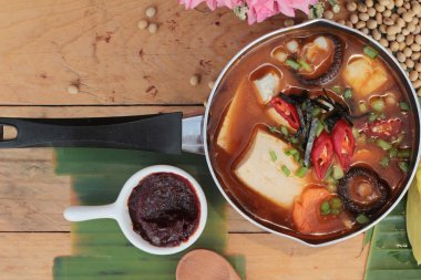 Kore tofu kimchi çorbası geleneksel lezzetlidir