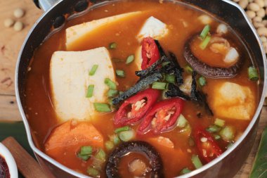 Kore tofu kimchi çorbası geleneksel lezzetlidir