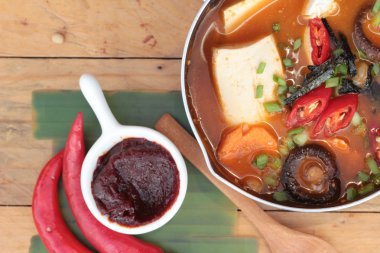 Kore tofu kimchi çorbası geleneksel lezzetlidir