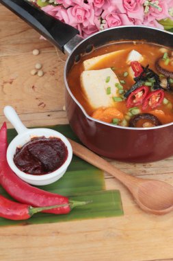 Kore tofu kimchi çorbası geleneksel lezzetlidir