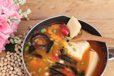 Kore tofu kimchi çorbası geleneksel lezzetlidir