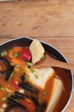 Kore tofu kimchi çorbası geleneksel lezzetlidir