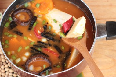 Kore tofu kimchi çorbası geleneksel lezzetlidir