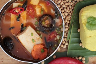 Kore tofu kimchi çorbası geleneksel lezzetlidir