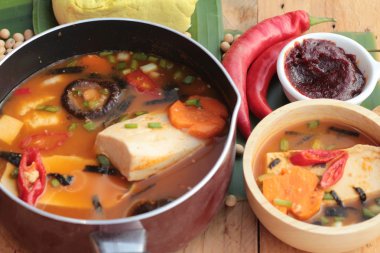 Kore tofu kimchi çorbası geleneksel lezzetlidir