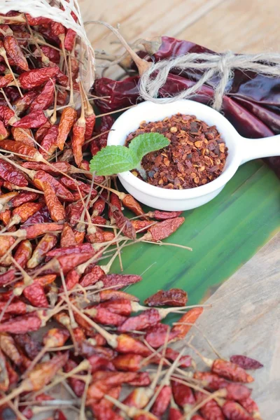 Peperoncino in polvere e peperoncino essiccato per cucinare . — Foto Stock