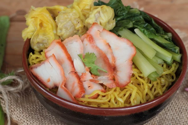 Domuz eti ve hamur tatlısı ile yumurta noodles lezzetli.