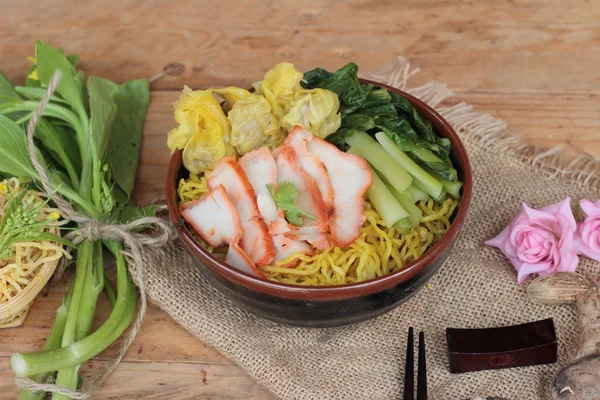 Domuz eti ve hamur tatlısı ile yumurta noodles lezzetli.